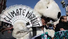 Klimatický migrant, jedna z protestujích v pevleku za ledního medvda