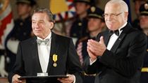 Karla Gotta vyznamenal bývalý prezident Václav Klaus. Udělil mu medaili Za... | na serveru Lidovky.cz | aktuální zprávy