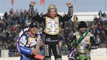Jason Doyle (uprostřed se raduje z obhajoby triumfu na Zlaté přilbě. | na serveru Lidovky.cz | aktuální zprávy
