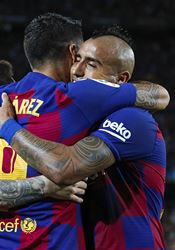 Vězení nic neřeší, pomůže jen politický dialog, nabádají fotbalisté Barcelony španělskou justici Luis Suárez (uprostřed) se raduje z gólu s Arturem Vidalem (vpravo) a Lionelem... | na serveru Lidovky.cz | aktuální zprávy