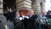 Příběh jako ze Stefana Zweiga: Zpěvák versus Herečka Vynesením rakve z Národního divadla skončilo poslední rozloučení s herečkou... | na serveru Lidovky.cz | aktuální zprávy