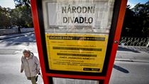 Informační cedule na tramvajové zastávce Národní divadlo v Praze. V pátek 11.... | na serveru Lidovky.cz | aktuální zprávy