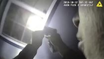 VIDEO: Policista v Texasu zastřelil černošku skrze okno její ložnice, cítil se v ohrožení Obrázek pořízený z videa tělesné kamery vydané policejním oddělením Fort Worth. | na serveru Lidovky.cz | aktuální zprávy