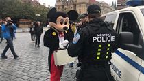 Kamera zachytila muže, který se nechal v kostýmu Mickey Mouse fotit na... | na serveru Lidovky.cz | aktuální zprávy