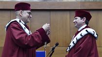Dosavadní rektor Masarykovy univerzity Mikuláš Bek (vlevo) předává rektorský... | na serveru Lidovky.cz | aktuální zprávy