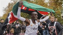 Eliud Kipchoge slaví zaběhnutí maratonu pod dvě hodiny. | na serveru Lidovky.cz | aktuální zprávy