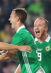 Česko - Severní Irsko 2:3. Češi po zpackané první půli náskok soupeře už nestihli dohnat Fotbalisté Severního Irska se radují z gólu Johnnyho Evanse (uprostřed). | na serveru Lidovky.cz | aktuální zprávy