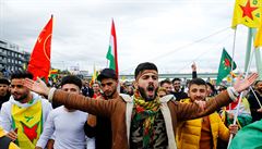 Tisíce Kurd v nmeckém Kolín nad Rýnem demonstrovalo proti tureckému poínání...