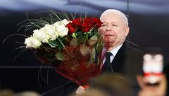 Kaczynského strana Právo a spravedlnost ovládla polské parlamentní volby.
