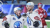 Zleva Petr Kodýtek a střelec Jan Eberle z Plzně slaví hattrick druhého... | na serveru Lidovky.cz | aktuální zprávy