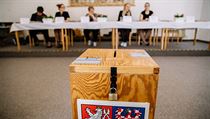 Volební urna musí být po celou dobu pod dohledem komise. Volební urna musí být po celou dobu pod dohledem komise.