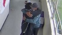 VIDEO: Trenér v americké škole odzbrojil chlapce s brokovnicí. Objímal ho do příjezdu policie Trenér objímá mladíka, který se chtěl ve škole zastřelit. | na serveru Lidovky.cz | aktuální zprávy