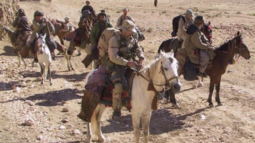 Jednotka ODA 595 na koních v doprovodu afghánksých koleg.