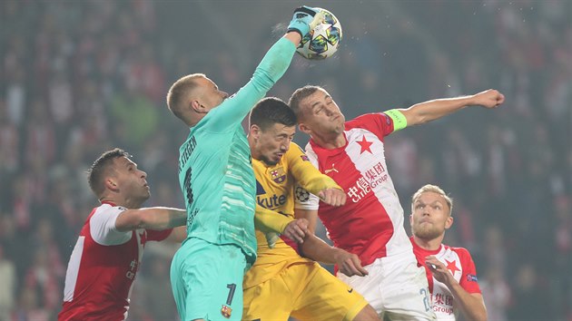 Ter Stegen boxuje míč před hlavou Tomáše Součka.