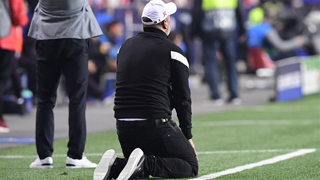 Zklamaný trenér Slavie Jindřich Trpišovský na konci zápasu. Slavia podlehla Barceloně 1:2.