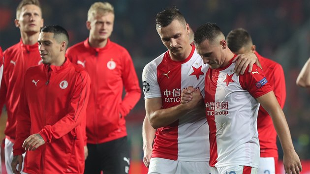 Smutní hráči Slavie odcházejí ze hřiště.