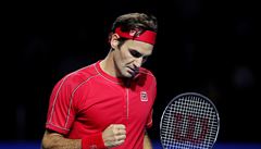 Roger Federer se raduje po jednom z vítzných mí.