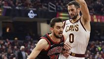 Basketbalista Chicaga Tomáš Satoranský se snaží obejít protihráče z Clevelandu. | na serveru Lidovky.cz | aktuální zprávy