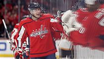 Jakub Vrána oslavuje po střelbě gólu proti Calgary v první třetině. | na serveru Lidovky.cz | aktuální zprávy