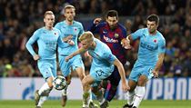 Lionel Messi se snaží dostat před Michala Frydrycha. | na serveru Lidovky.cz | aktuální zprávy