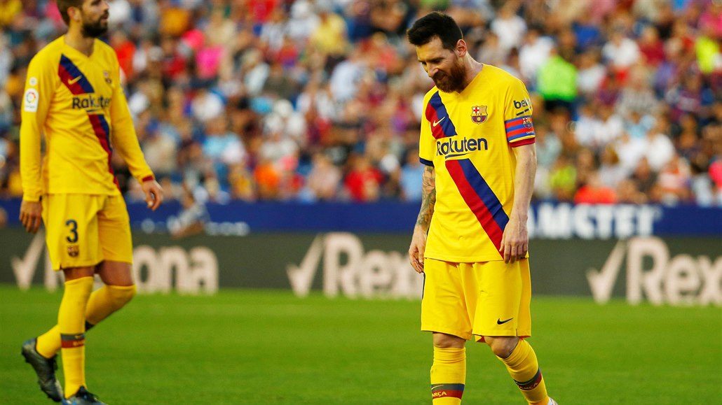 Zklamaný Lionel Messi z Barcelony po prohe 1:3 na pd Levante.