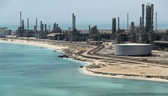 Pohled na ropnou rafinerii spolenosti Saudi Aramco.