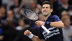 Novak Djokovi se raduje z triumfu v Paíi.