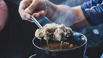 Sop Buntut – polévka z hovězí oháňky | na serveru Lidovky.cz | aktuální zprávy