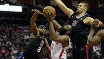 James Harden z Houston Rockets se snaží zavěsit. | na serveru Lidovky.cz | aktuální zprávy