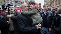 ‚Hanba!‘ Lidé na Národní třídě vypískali Klause mladšího s dcerou, Babiše i Hamáčka Politik Václav Klaus mladší v ulicích Národní třídy v rámci oslav 30. výročí... | na serveru Lidovky.cz | aktuální zprávy