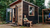 Rob Greenfield relaxuje před svou městskou farmou. | na serveru Lidovky.cz | aktuální zprávy