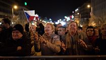 Lidé na Václavském náměstí sledují Koncert pro budoucnost. | na serveru Lidovky.cz | aktuální zprávy