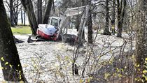 K čištění koryta řeky Thumersbach jsou využívány bagry. | na serveru Lidovky.cz | aktuální zprávy