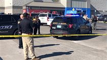 Parkoviště před oklahomským Walmartem, kde se v pondělí odehrála střelba. | na serveru Lidovky.cz | aktuální zprávy