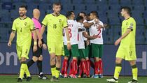 Fotbalisté Bulharska slaví mezi smutnícími Čechy gól Vasila Božikova. | na serveru Lidovky.cz | aktuální zprávy