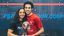 Raneem El Welilyová a Tarek Momen se radují ona z trofeje pro vítěze MS. | na serveru Lidovky.cz | aktuální zprávy