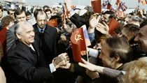 Michail Gorbačov se v Praze v dubnu 1987 vítá s davy, které ho vítají. | na serveru Lidovky.cz | aktuální zprávy