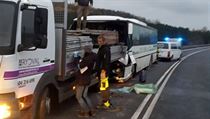 Při nehodě nákladního auta a autobusu se školáky u Nové Vsi na Mělnicku zemřela...