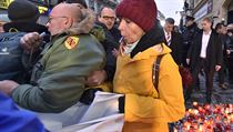 Ochranka odsouvá pískající lidi, kteří se 17. listopadu 2019 na Národní třídě v... | na serveru Lidovky.cz | aktuální zprávy
