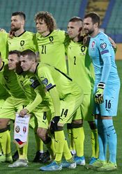 FOTO: Žlutozelená štěstí nepřinesla. Češi v zápase bez diváků utrpěli v Bulharsku prohru Základní sestava Čechů s novými zelenými dresy. | na serveru Lidovky.cz | aktuální zprávy