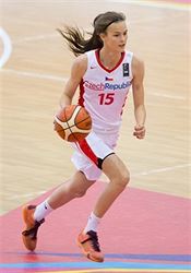 Bizár roku. Vycházející česká hvězda nesměla přes rok hrát v USA, teď se dobrovolně vrací do klubu, který ji zákaz ‚zařídil‘ Veronika Voráčková v dresu české reprezentace. | na serveru Lidovky.cz | aktuální zprávy