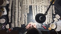 Jak vznikají porcelánové šperky? | na serveru Lidovky.cz | aktuální zprávy