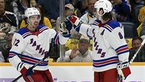 Filip Chytil (vlevo) se raduje se svým spoluhráčem z New York Rangers | na serveru Lidovky.cz | aktuální zprávy