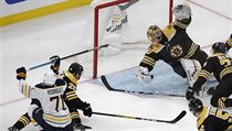 Zákrok z říše snů předvedl gólman Bostonu Tuukka Rask po dorážce Evana... | na serveru Lidovky.cz | aktuální zprávy