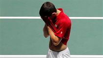Novak Djokovič schovává hlavu do dlaní po vyřazení Srbů z Davis Cupu. | na serveru Lidovky.cz | aktuální zprávy