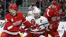Jordan Staal (11) z Caroliny je mezi hráči Detroitu Red Wings Fransem Nielsenem... | na serveru Lidovky.cz | aktuální zprávy