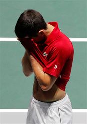 Djokovič první ročník nového Davis Cupu nevyhraje, Srbové ve čtvrtfinále podlehlli Rusku Novak Djokovič schovává hlavu do dlaní po vyřazení Srbů z Davis Cupu. | na serveru Lidovky.cz | aktuální zprávy