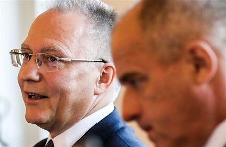 Vlevo Michal Koudelka, ředitel Bezpečnostní informační služby, vpravo Jan... | na serveru Lidovky.cz | aktuální zprávy