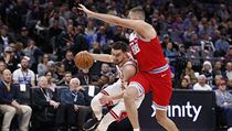 Tomáš Satoranský s hráčem Sacramento Kings Nemanjou Bjelicou. | na serveru Lidovky.cz | aktuální zprávy