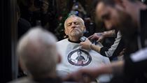 Lídr labouristů Jeremy Corbyn si nechal zastřihnout pro něj charakteristickou...